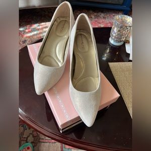 Bandolino b•Flexible Gold shimmery pumps